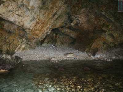 ...ma la vera sorpresa si trova all�interno: navigando infatti sull�acqua trasparente si arriva a una spiaggietta di sabbia e ciottoli adagiata ai piedi della rupe